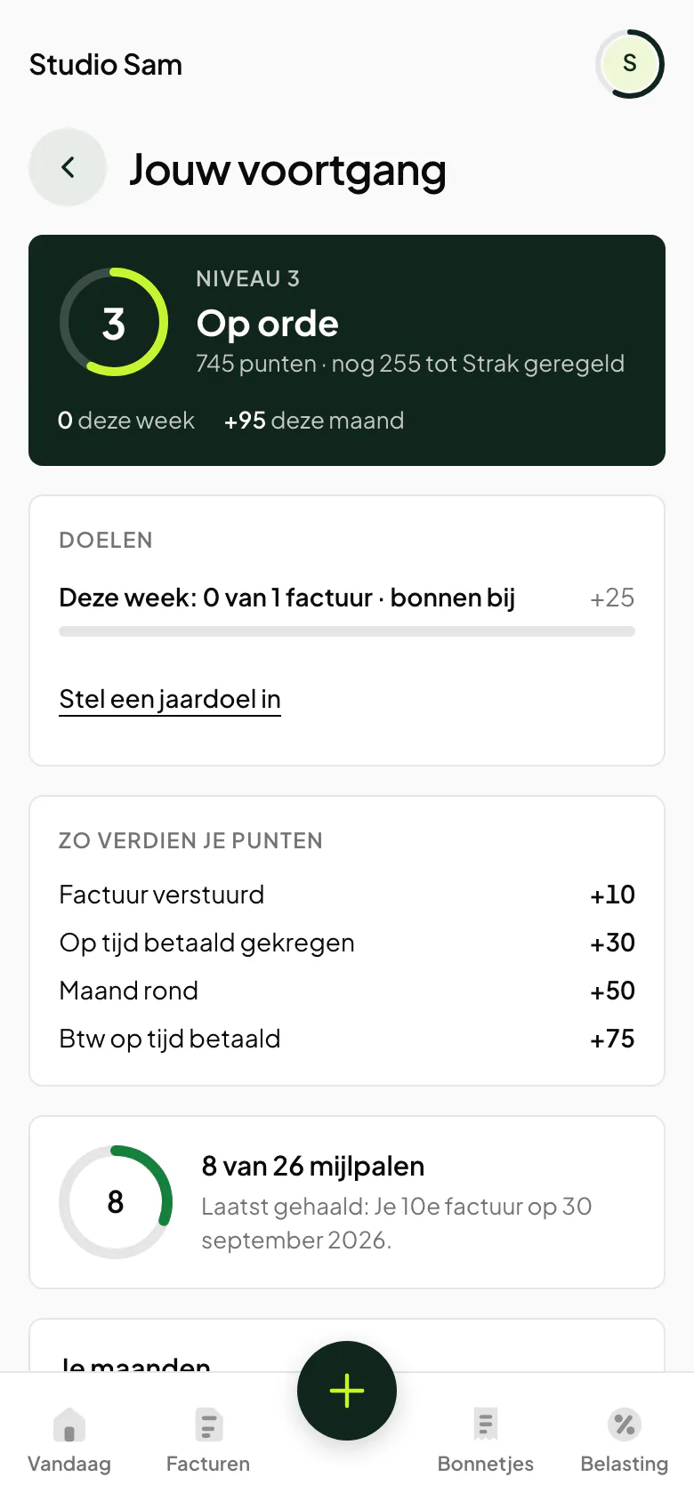 Het scherm Jouw voortgang: niveau 3, Op orde, 745 punten, nog 255 tot Strak geregeld, +95 deze maand. Daaronder de doelen van de week, hoe je punten verdient (factuur verstuurd +10, op tijd betaald gekregen +30, maand rond +50, btw op tijd betaald +75) en 8 van 26 mijlpalen.